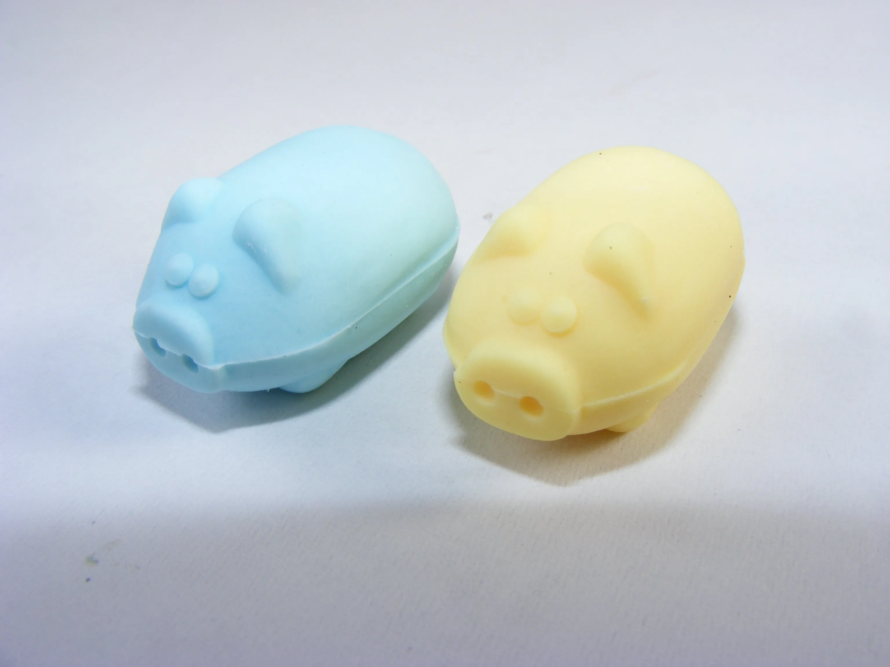 38192 DOUBLE MINI PIG ERASERS-40