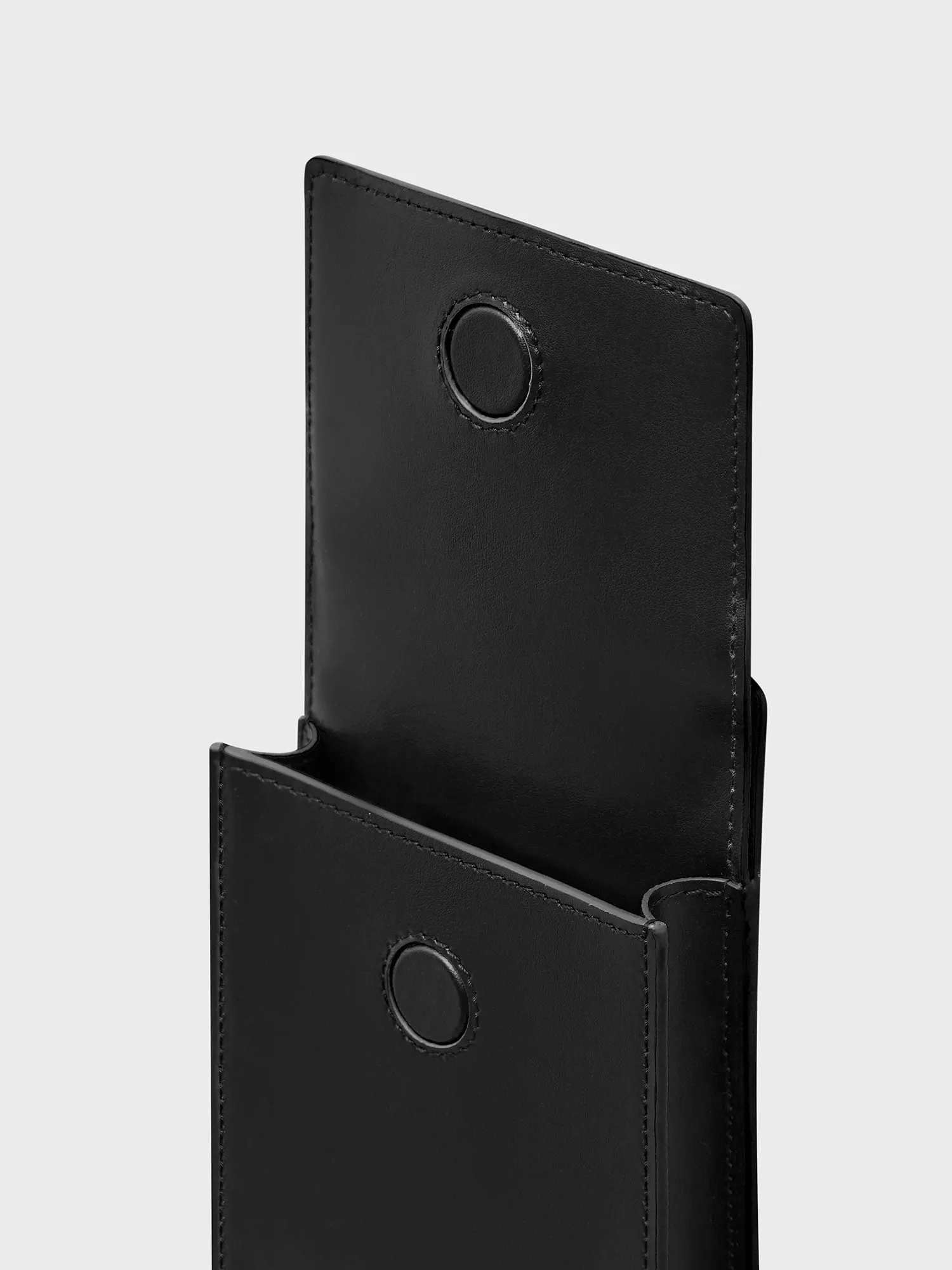 Biobased Passport Holder—black