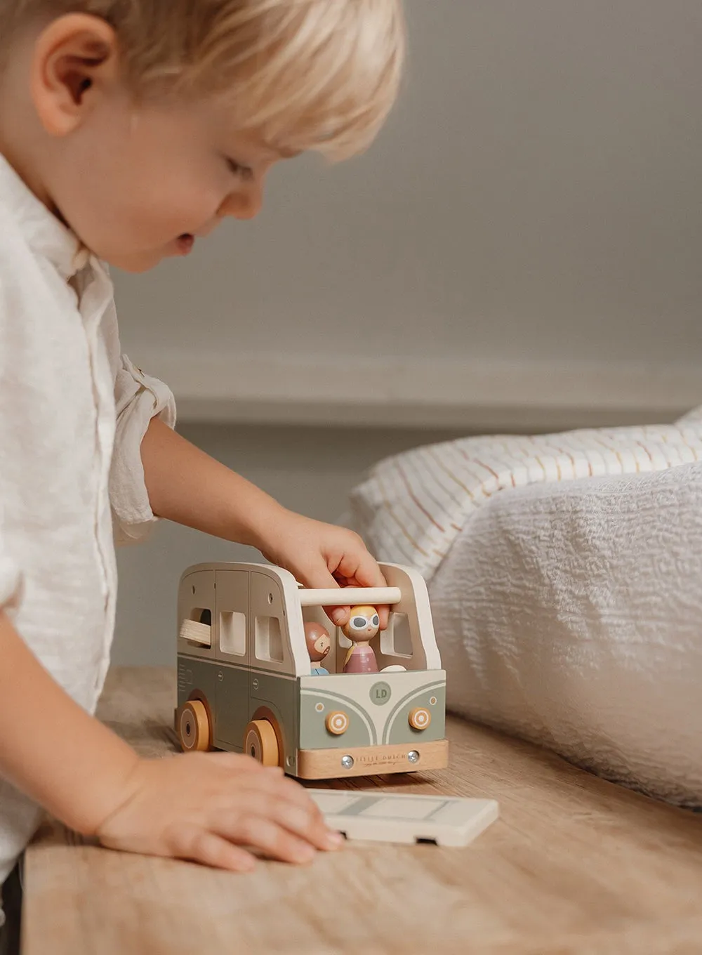 Little Dutch Vintage Vehicle with Peg Dolls