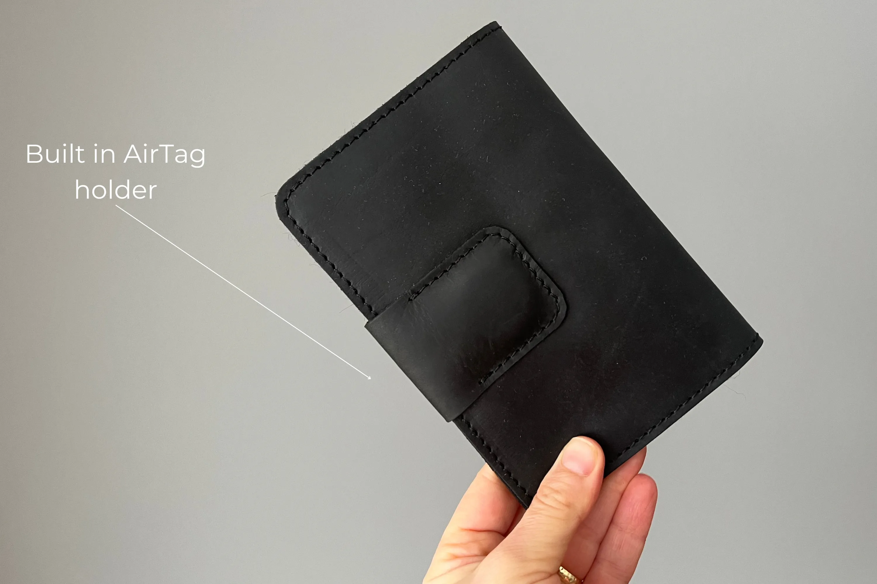 Passport Wallet with AirTag/ Classy Black